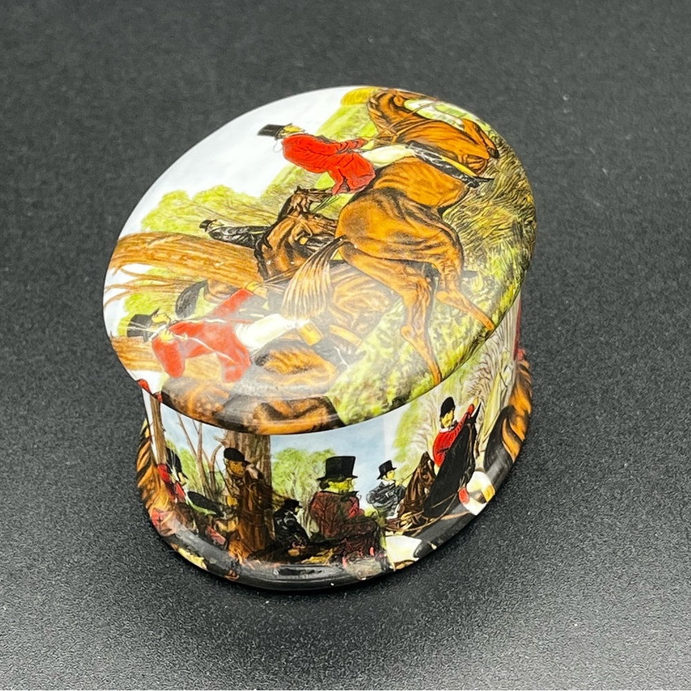 Vintage Newhall Staffordshire bone china trinket box featuring a hunting scene. - Picture 6 of 13